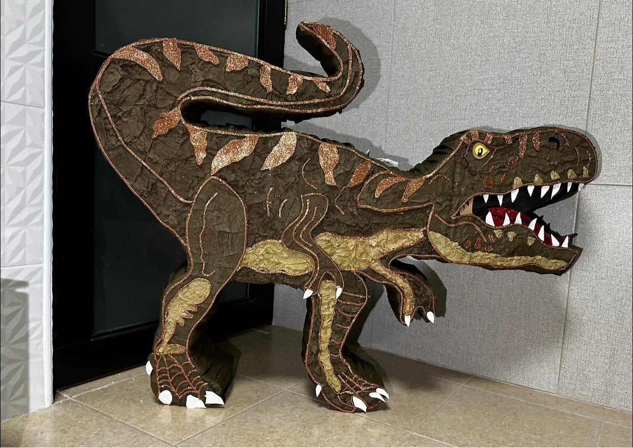Piñata personalizada de dinosaurio