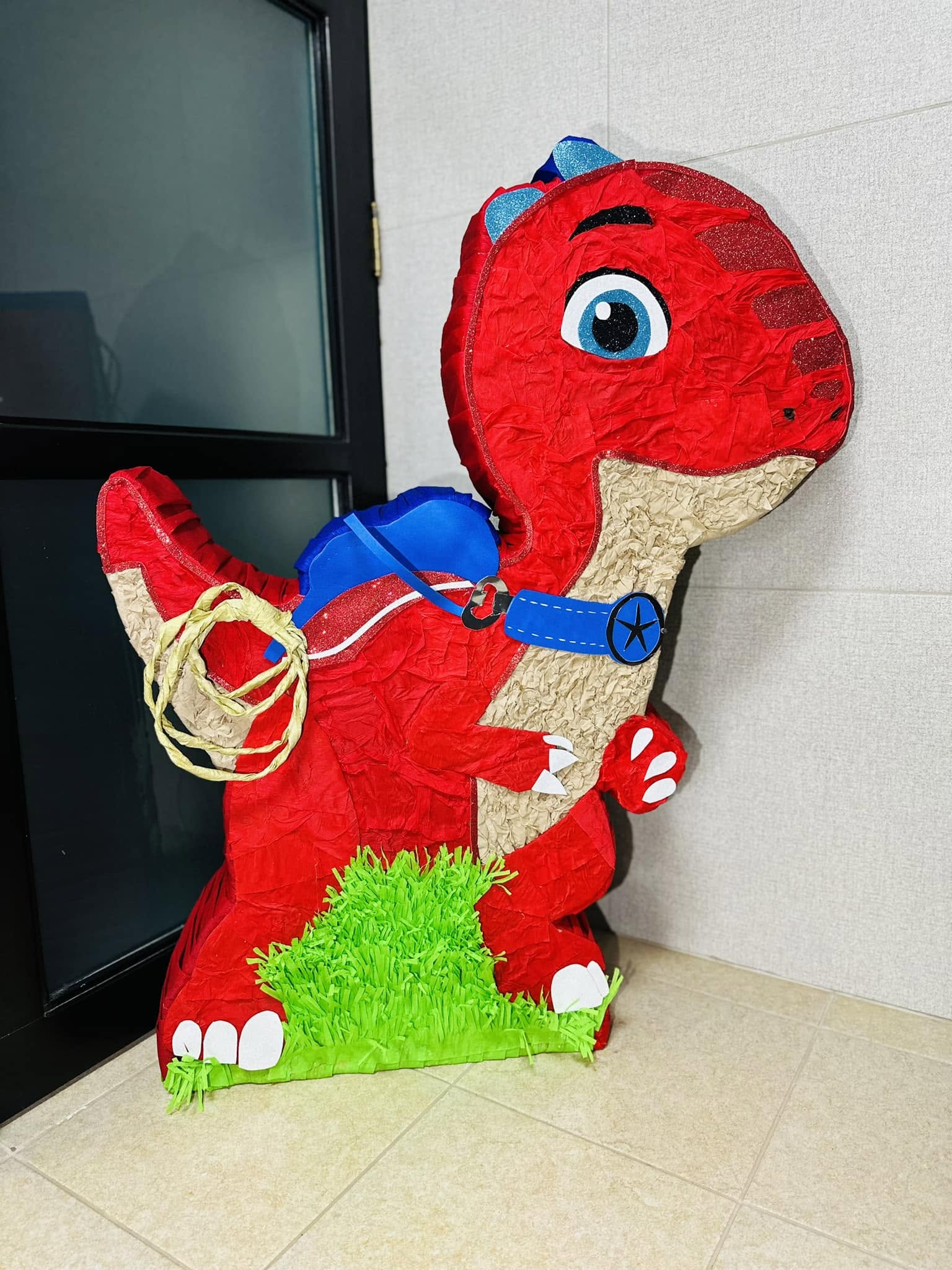 Piñata personalizada de dinosaurio
