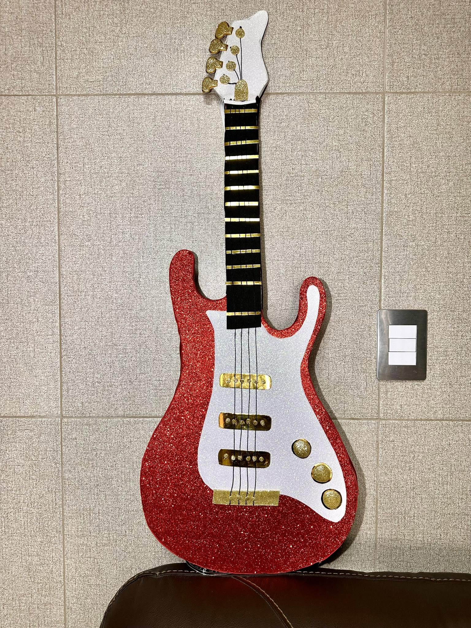 Piñata personalizada de guitarra