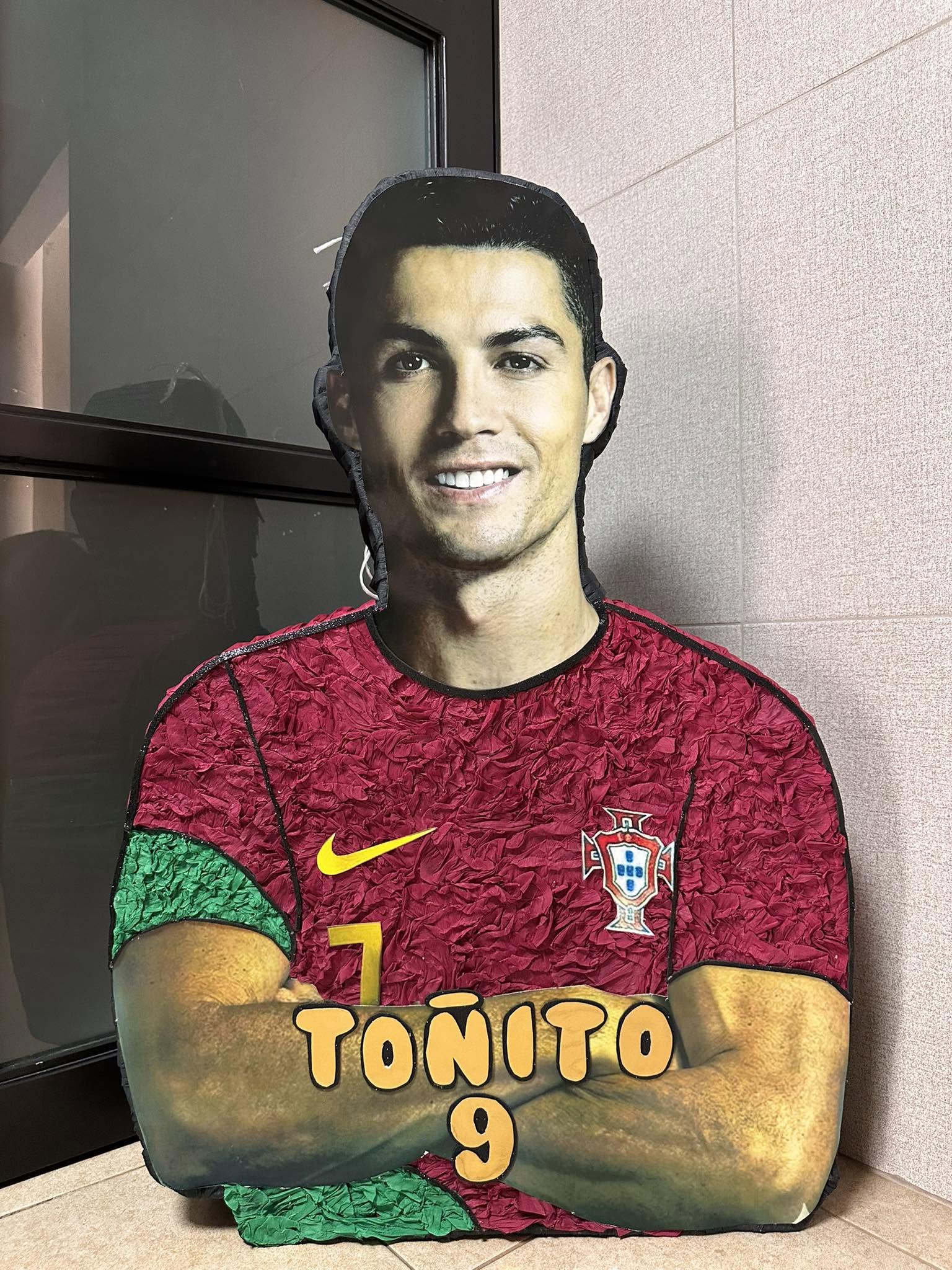 Piñata personalizada inspirada en CR7