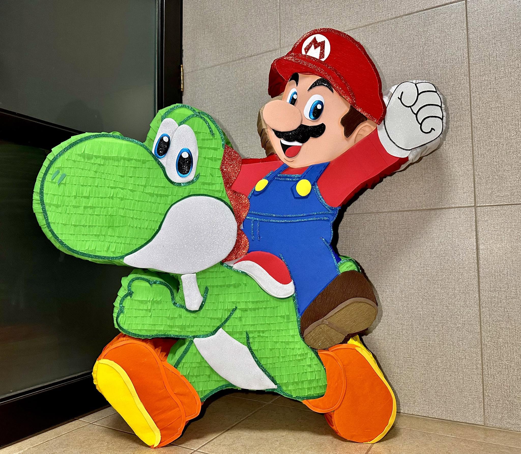 Piñata personalizada de Mario y Yoshi