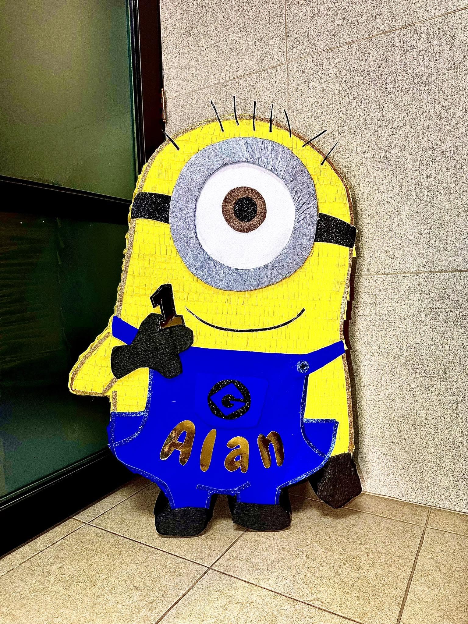 Piñata personalizada de Minion