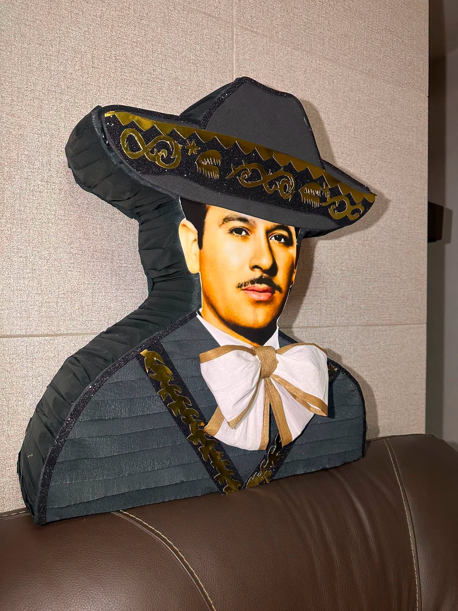 Piñata personalizada inspirada en Pedro Infante
